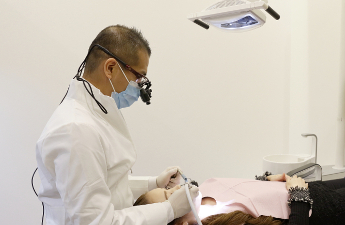 治療実績豊富な歯科医師が安全な治療を行います